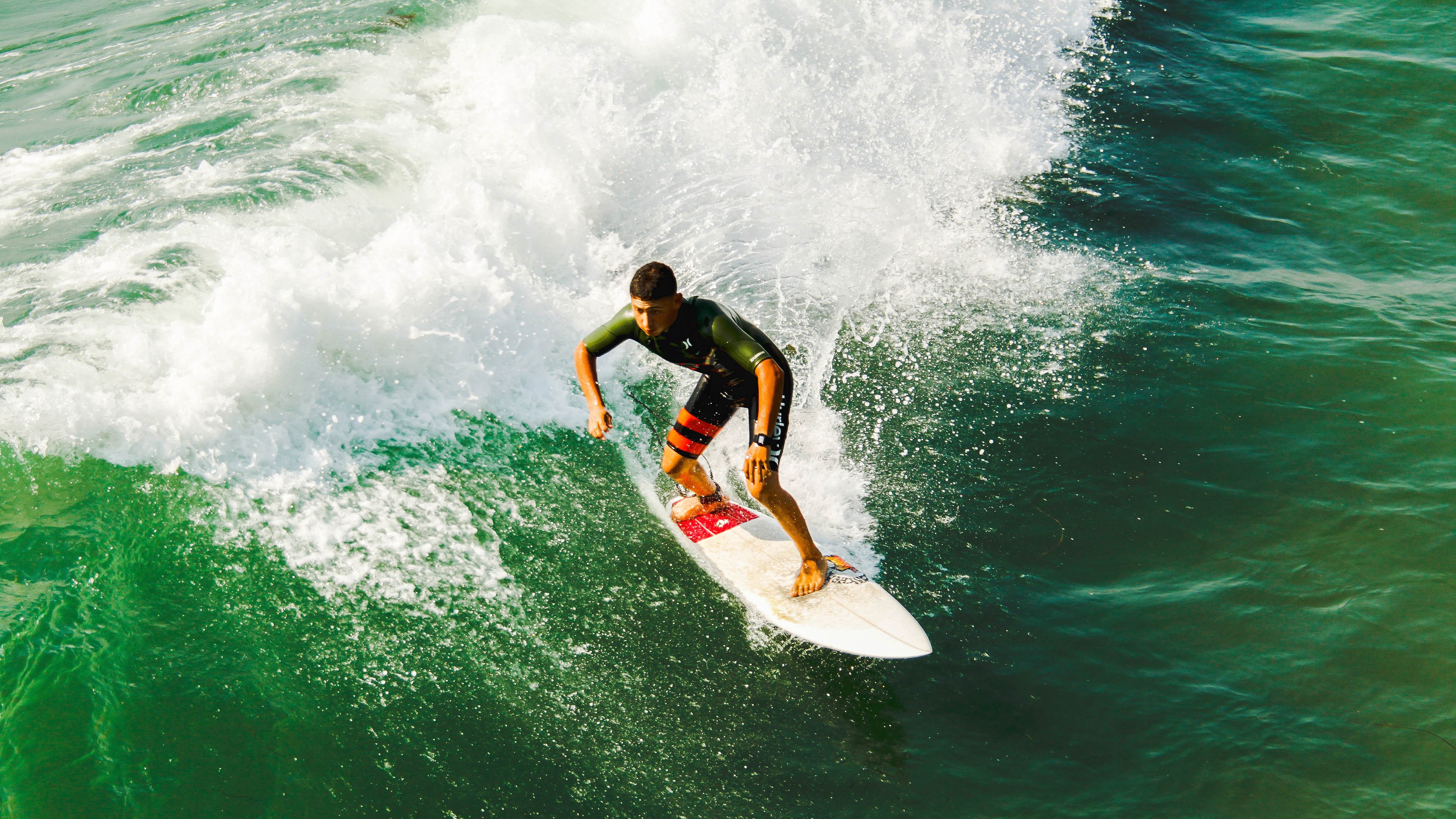 高原雪地橇比赛，冰雪中的速度盛宴，雪橇在雪地起什么作用